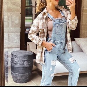 Kittenish Jessie James Decker overalls